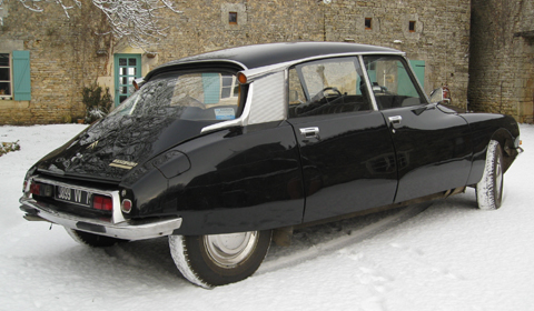 The Citroen DS 23ie in the farm courtyard